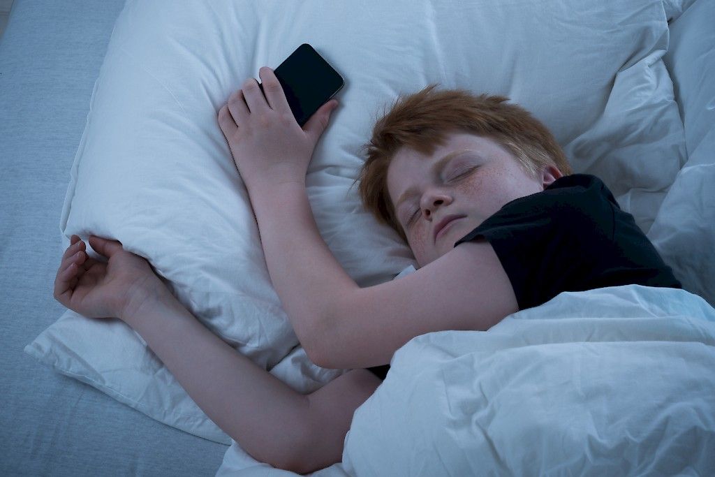 Tutkimus: Kännykät haittaavat lasten unta