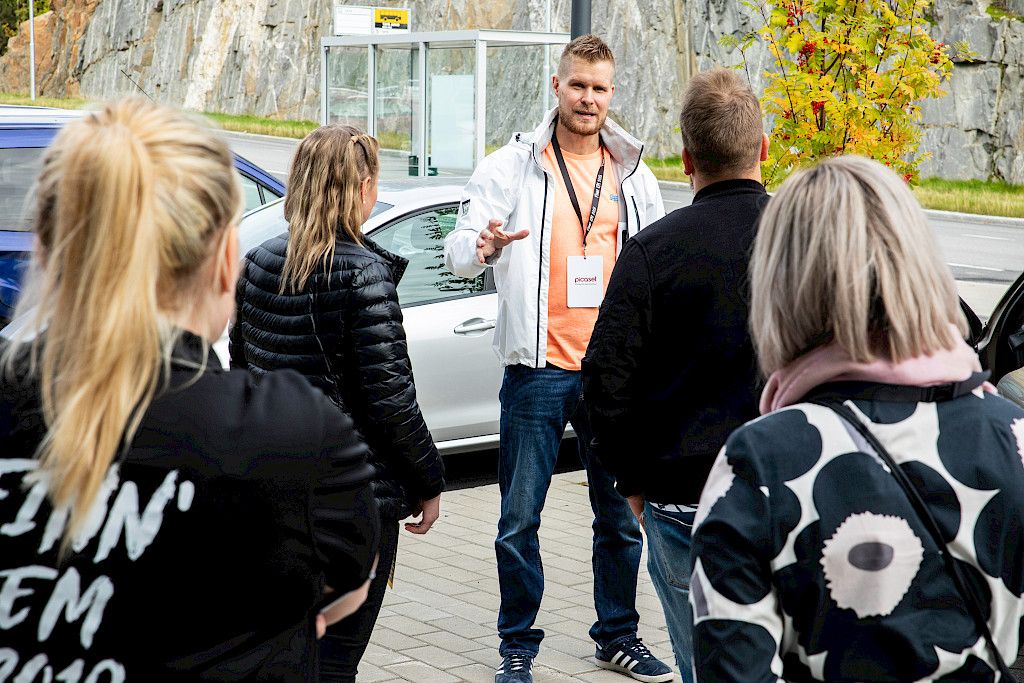 Uhkatilanteisiin voi varautua kouluttautumalla. Kuva on syksyllä 2019 Tampereella järjestetyn FinnEM-konferenssin Uhkatilanteet -workshopista, jossa kouluttajana toimi Arto Kirves.