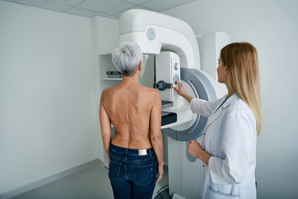 Rintasyövän seulontaan eli mammografia-tutkimukseen kutsutaan Suomessa 50-69 vuotiaat naiset noin kahden vuoden välein.
