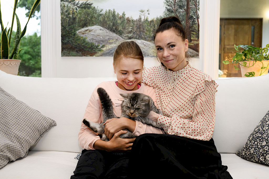 Krista ja Alisa Keltanen kotonaan Tapanilassa noin vuosi munuaisensiirron jälkeen. Alisan sylissä on perheen rakas Paavo-kissa.
