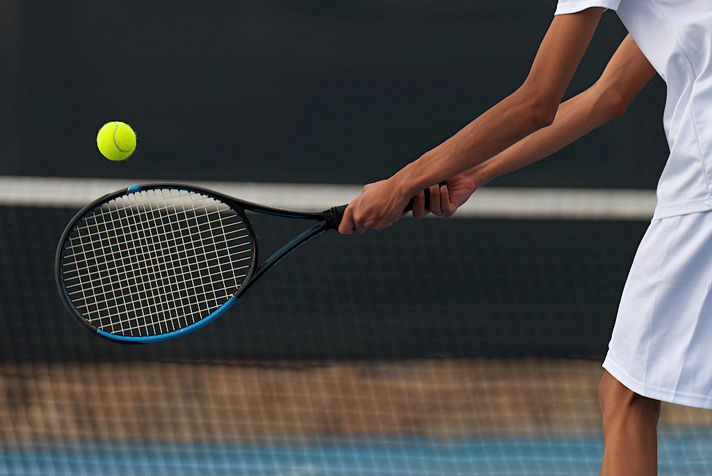 Tenniksen pelaajan tulee kiinnittää huomiota rystylyöntitekniikkaan, jotta liike ei altista tenniskyynärpäälle.