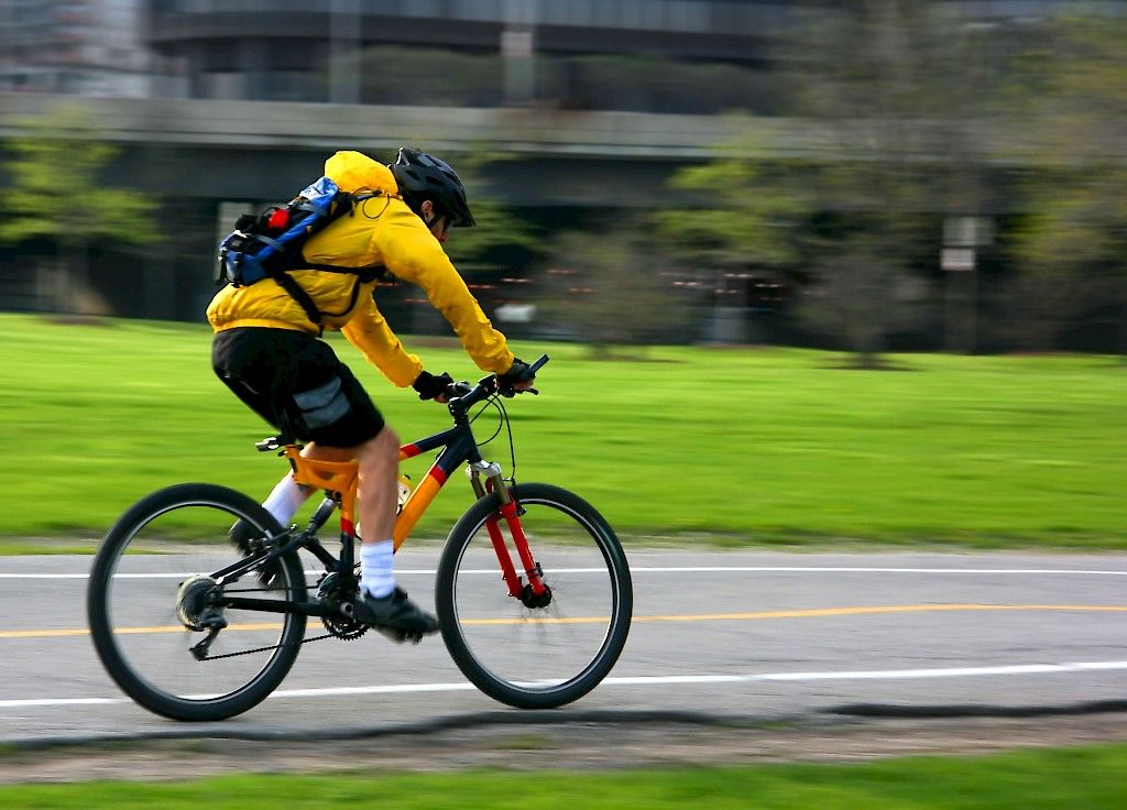 Vähentääkö kypäräpakko pyöräilijöiden päävammoja?