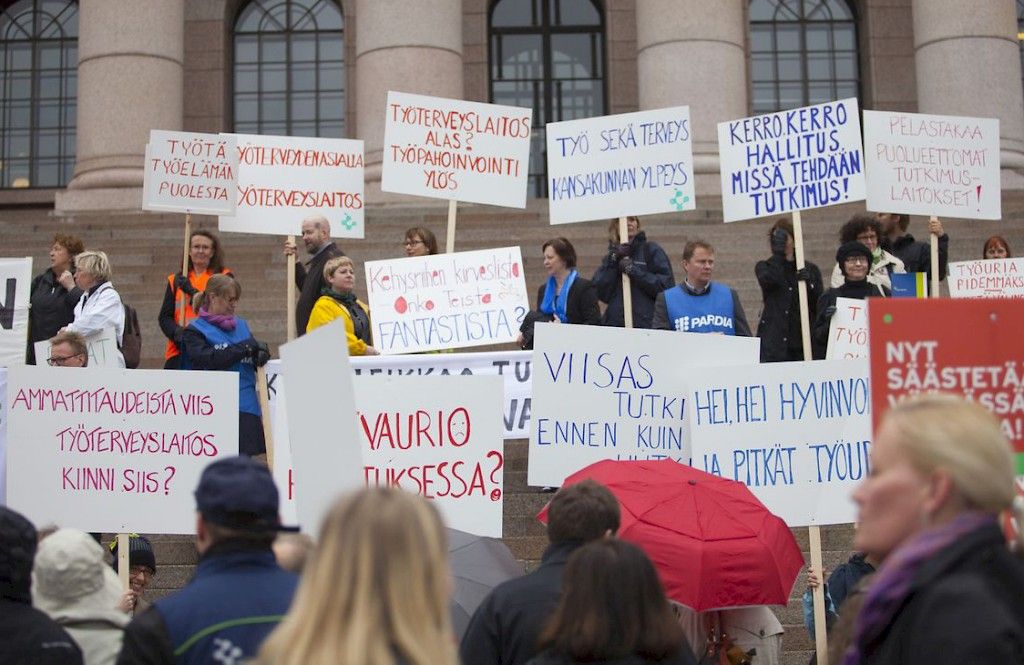 STM:n alaisten tutkimuslaitosten henkilöstö osoitti mieltään