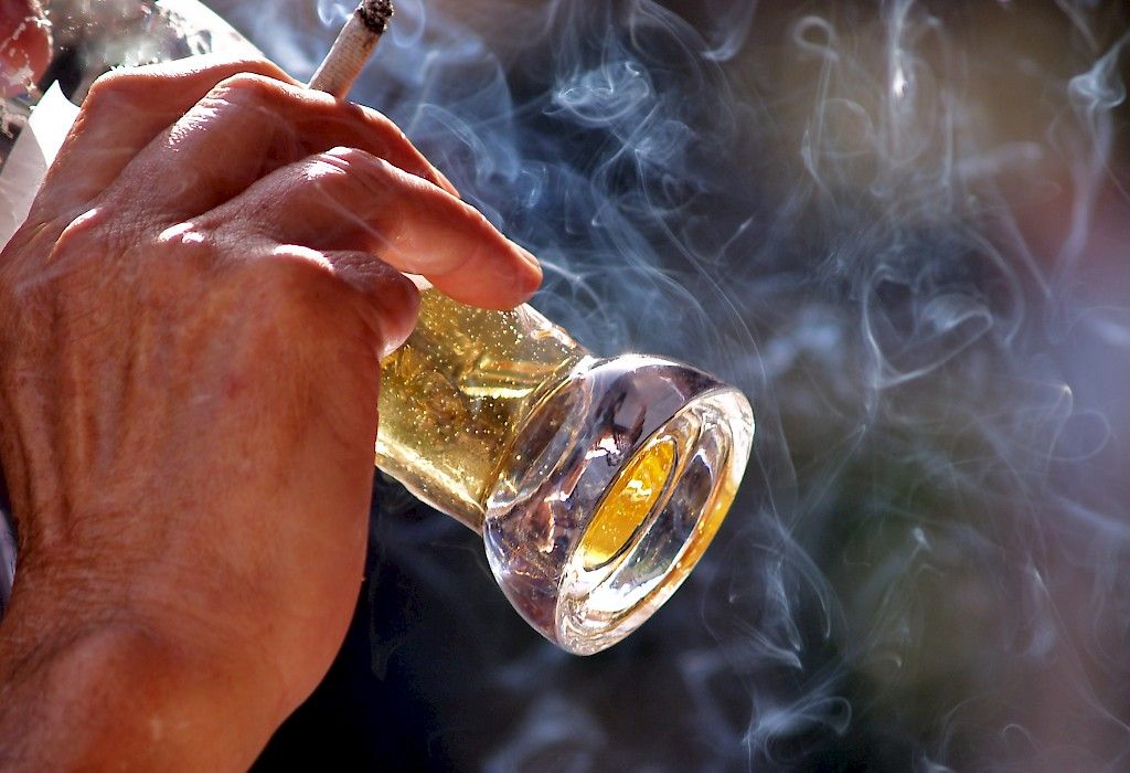 Tupakan ja alkoholin yhdistelmä vanhentaa aivoja