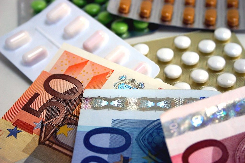 Kalliimpien reseptilääkkeiden hinnat laskevat ja halvempien nousevat