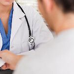 Syöpälääkärit: kokeellisten hoitojen hyödyt ja haitat kerrottava potilaalle