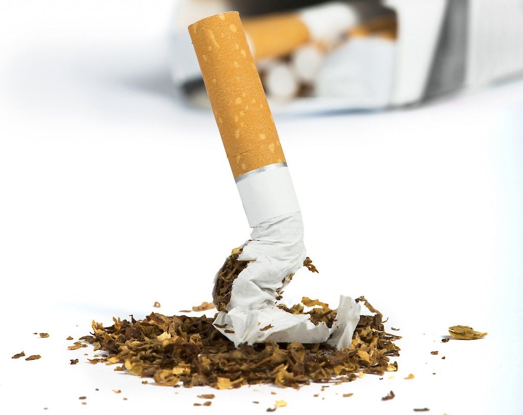 Tupakoinnin lopettaminen lievittää psykiatrisia oireita lääkehoidon veroisesti