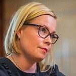 Ministeri Laura Räty  vastaa sote-kritiikkiin