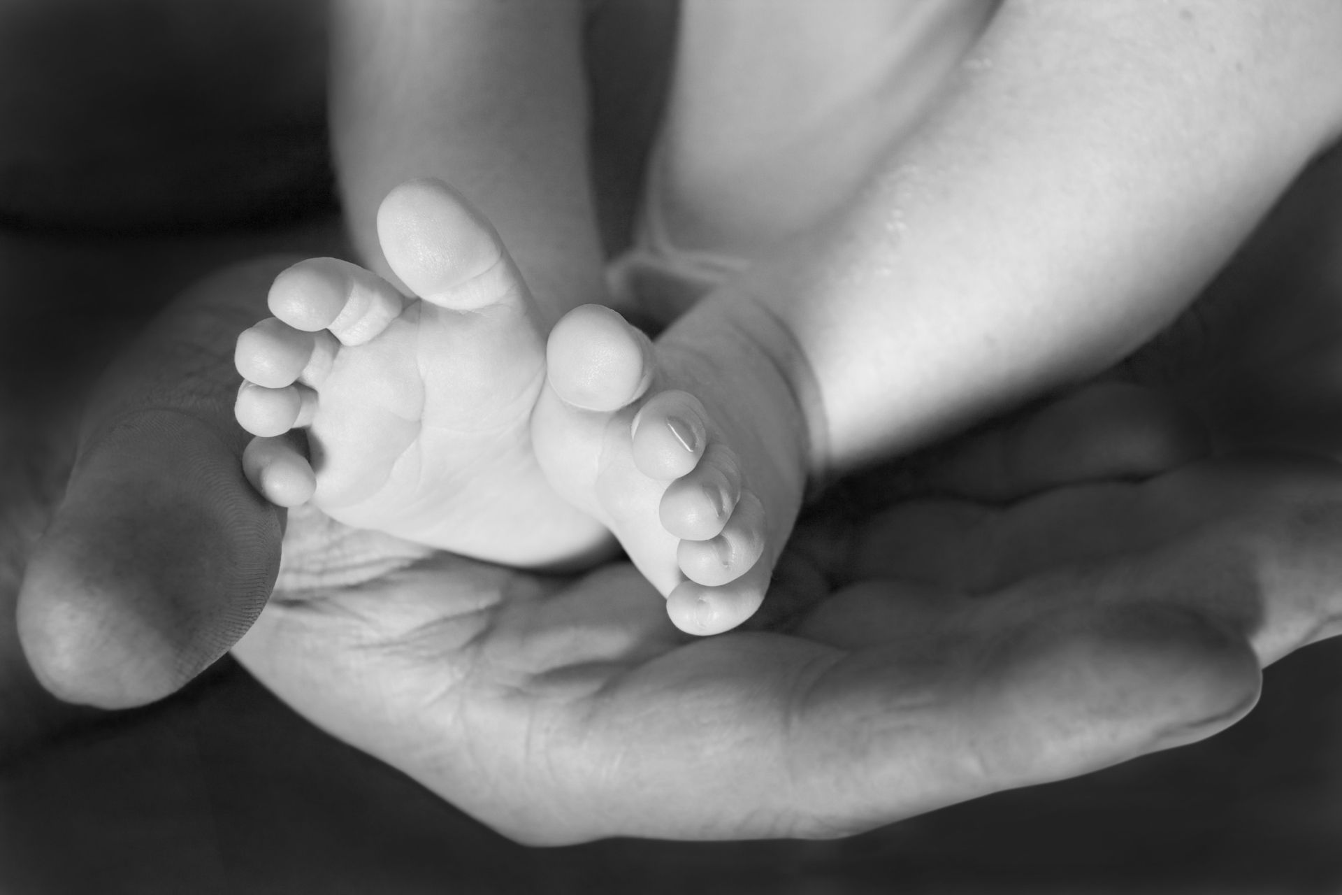 Папино сердце. Ножки малыша в руках папы. Ножки малыша в руках. Отцовские руки и ножки новорожденного. Папа ножки.