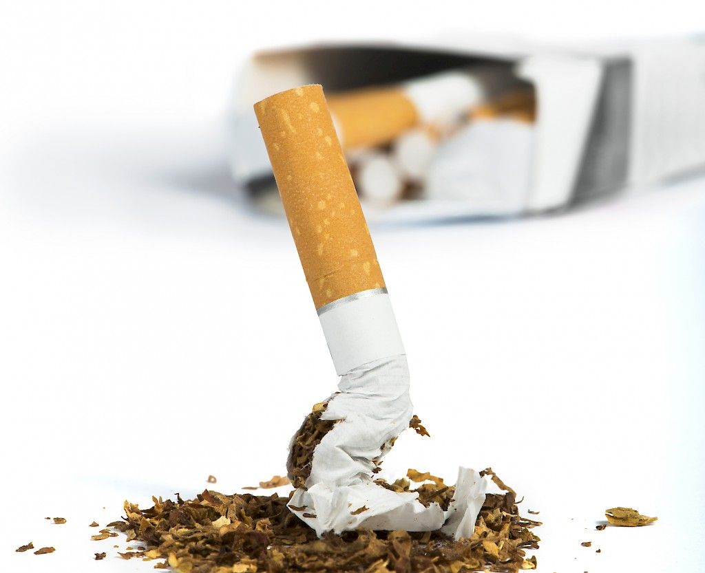 Iso-Britannia kieltää tuotemerkit tupakka-askeissa