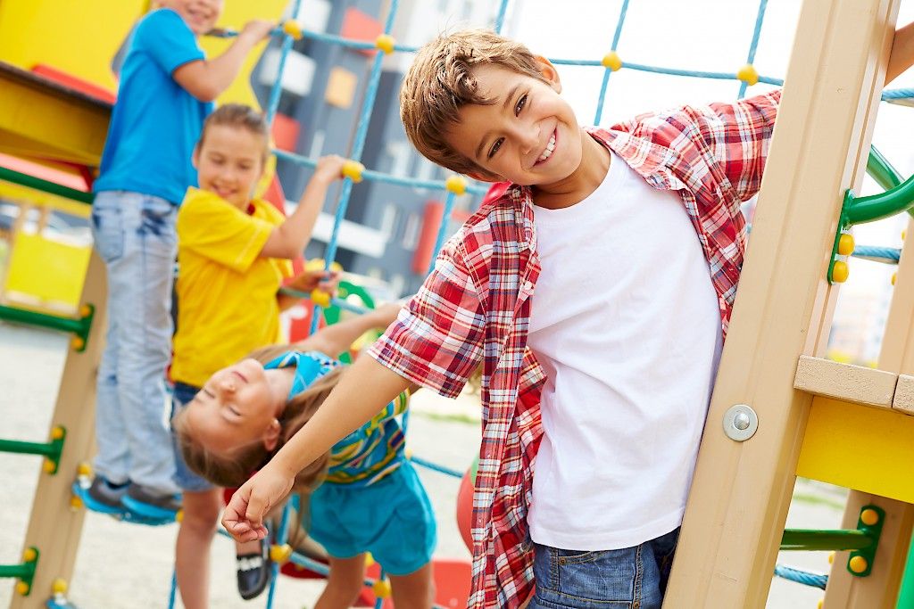 Tutkimus: Ohjattu leikkikenttä kannustaa lasta liikkumaan tehokkaammin
