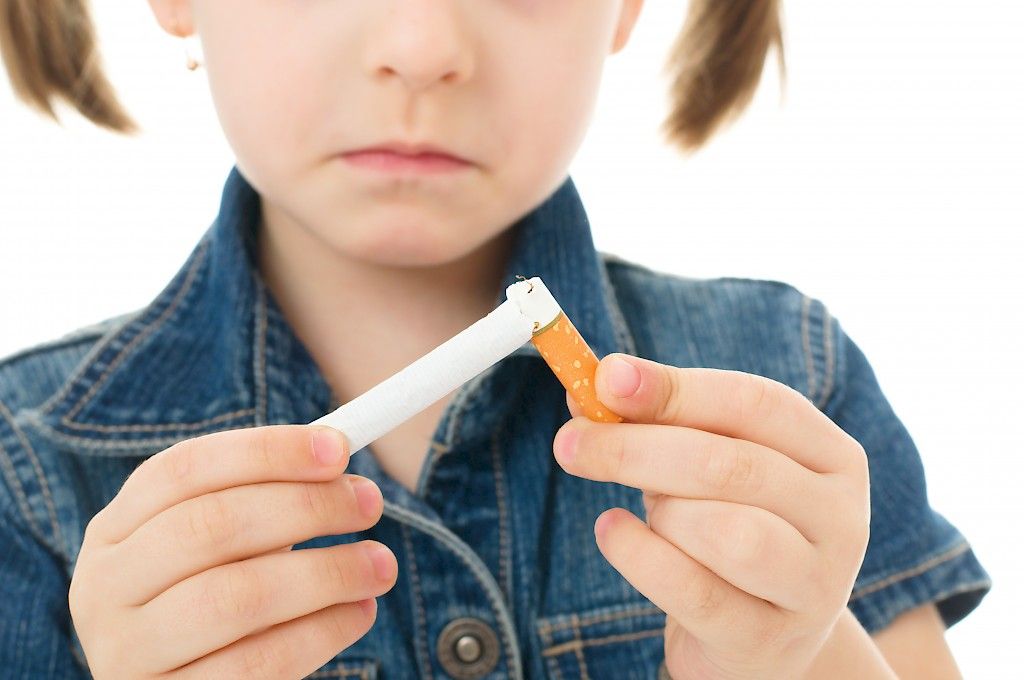 Kodin tupakansavu voi vahingoittaa lapsen hampaita