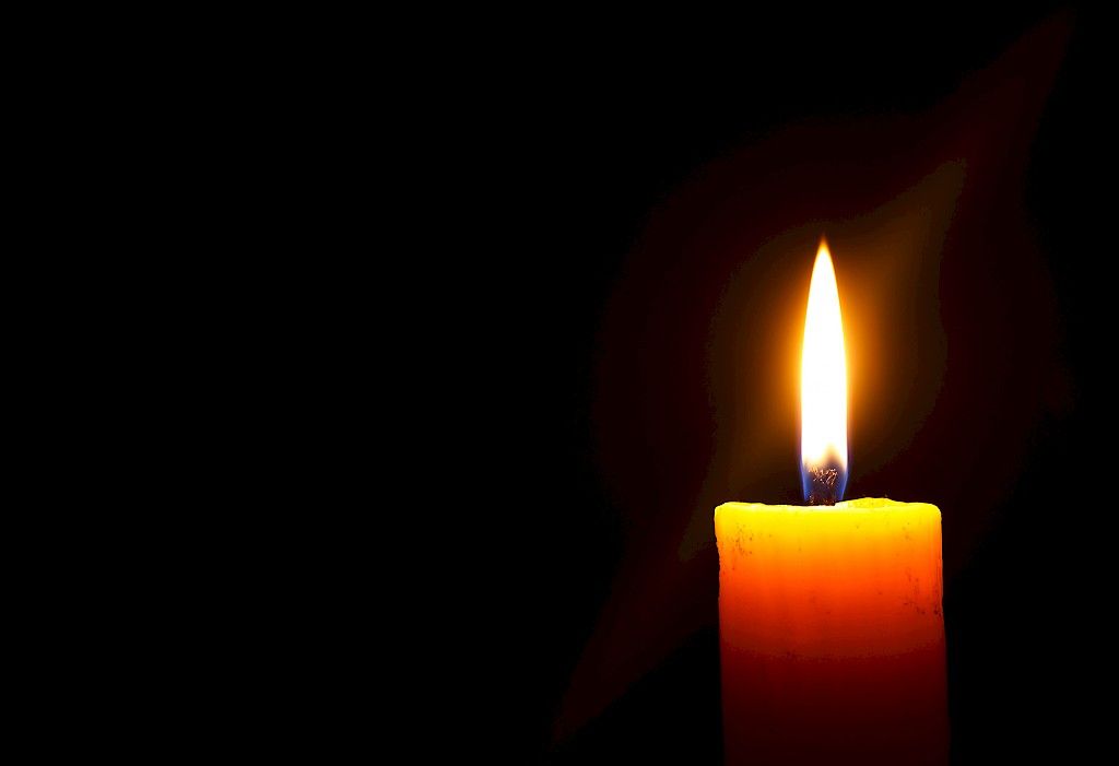 Muista itsemurhan tehneitä kynttilällä