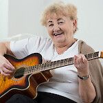 Tutkimus: Laulaminen sopisi osaksi dementian hoitoa
