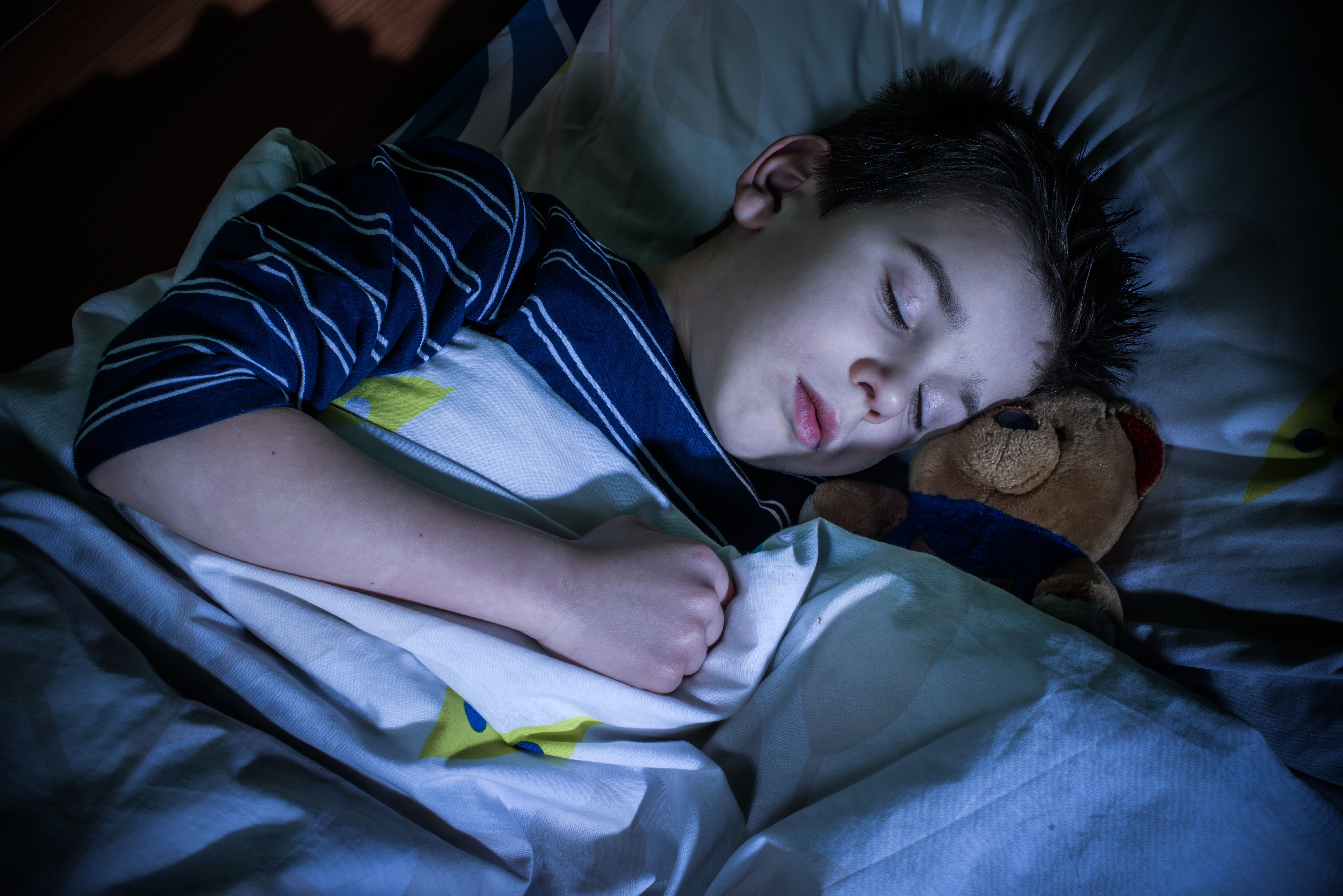 Мальчики подростки спят. Спящий мальчик. Сон школьника.