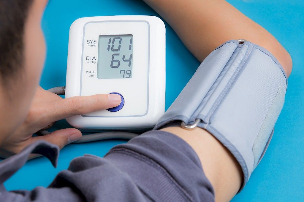 Kotona aamulla mitattu verenpainelukema kertoo terveysriskeistä enemmän kuin lääkärin mittaamat lukemat