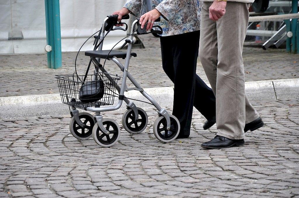 Polvinivelrikko vaanii pitkää miestä