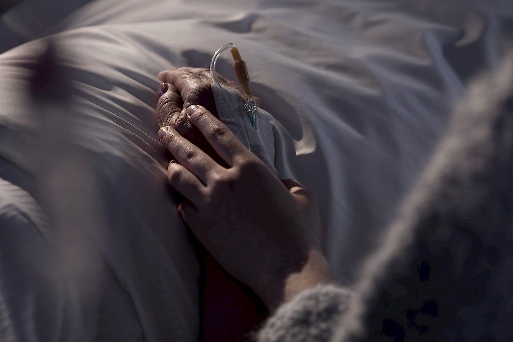 Sairaanhoitajat myönteisiä eutanasialle – lähes kaikki kehittäisivät saattohoitoa