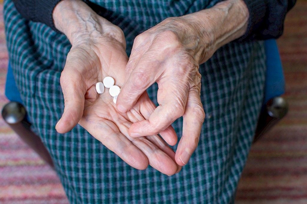 Masennuslääkkeiden käyttö lisää pään vammojen riskiä Alzheimerin tautia sairastavilla