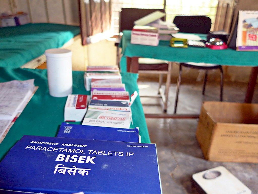 Poppamiehet paikkaavat lääkäripulaa Nepalissa
