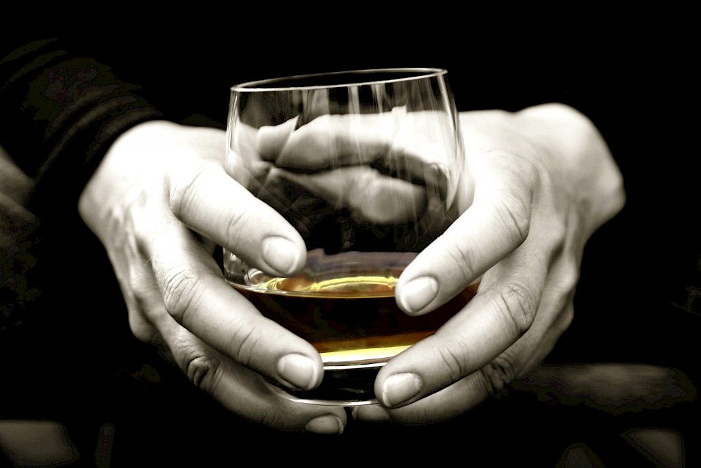 Alkoholin kallistuminen vähensi tapaturmaisia aivovammakuolemia Suomessa
