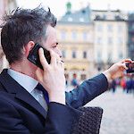 Runsas kännykän käyttö ei aiheuta päänsärkyä tai kuulo-ongelmia