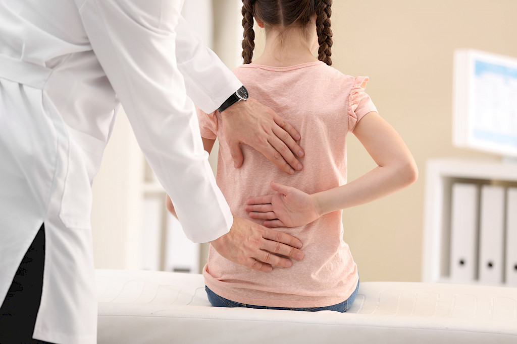 Lapsen selkäkipu yleensä johtuu toistuvasta rasituksesta