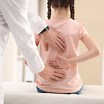 Lapsen selkäkipu yleensä johtuu toistuvasta rasituksesta