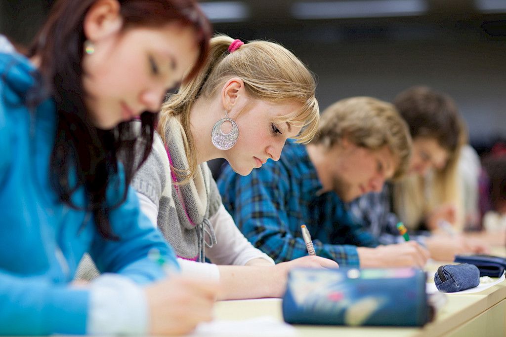 Oireisesta aikuisesta koronaviruksen jatkotartuntoja kouluympäristössä