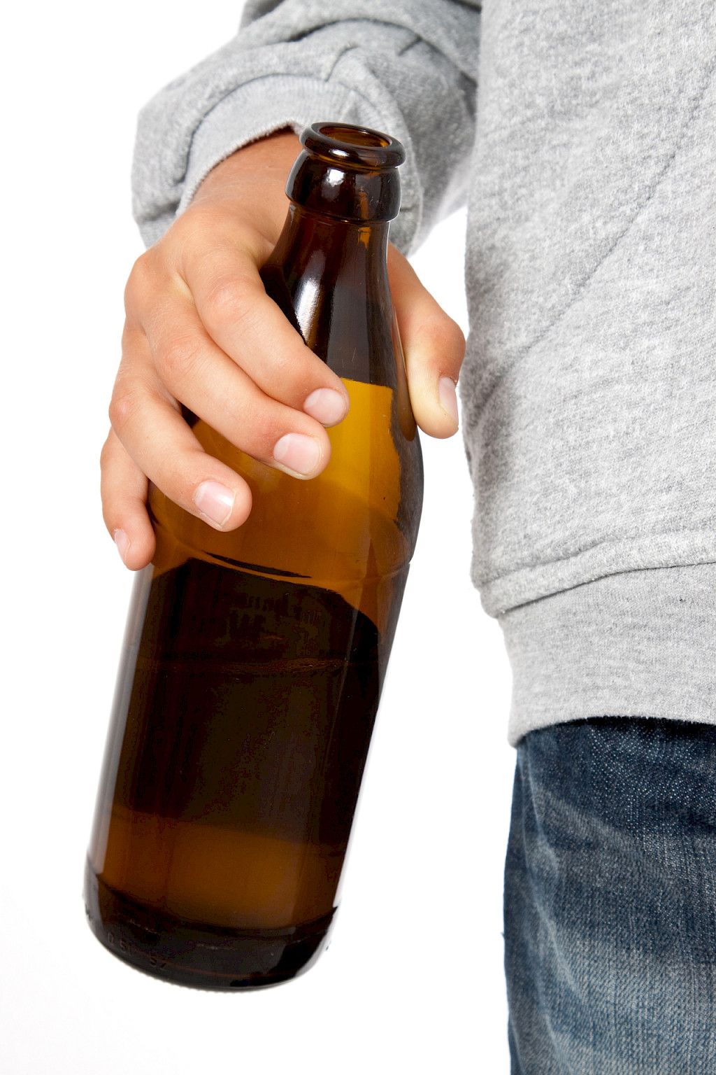 Mitä nuorempana juomisen aloittaa,  sitä enemmän se vaurioittaa aivoja