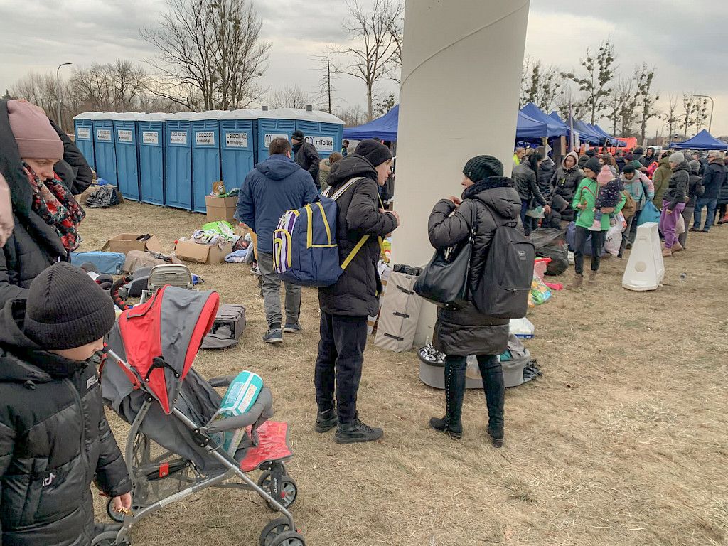 Medykassa Puolan rajalla lahjoitettiin vaatteita ja ruokaa Ukrainan pakolaisille maanantaina.