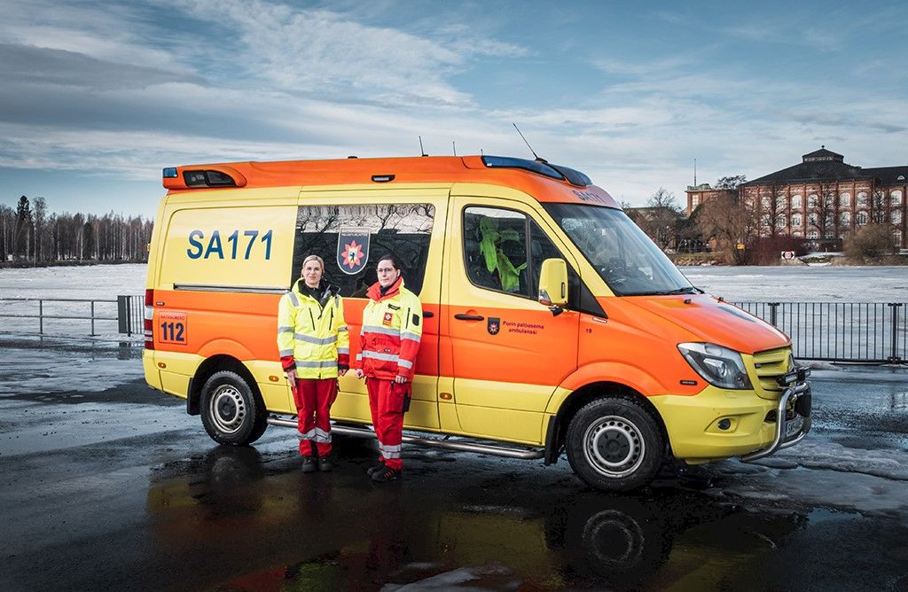 Sairaanhoitaja Susanna Sällilä (vas.) ja ensihoitaja Mari Ranta työskentelevät Combilanssissa Porissa.