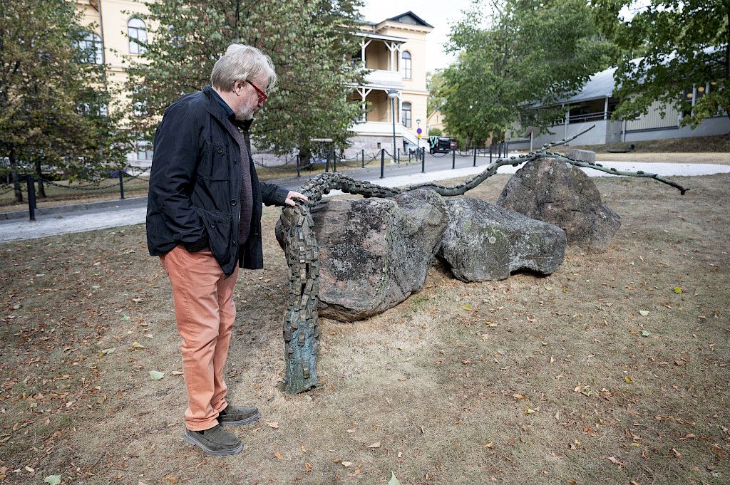 Seppo Seitsalo veistospuistossa Matti Peltokankaan La Strada -teoksen äärellä.