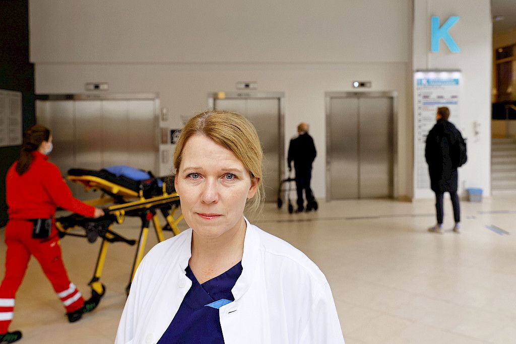– Suomeen tarvittaisiin lisää hyvin resurssoituja akuuttigeriatrisia yksiköitä, joissa voidaan syventyä kunnolla potilaan diagnosoimiseen ja hoitosuunnitelmiin. Päivystyksien kiireessä se ei onnistu, Hanna Öhman toteaa.