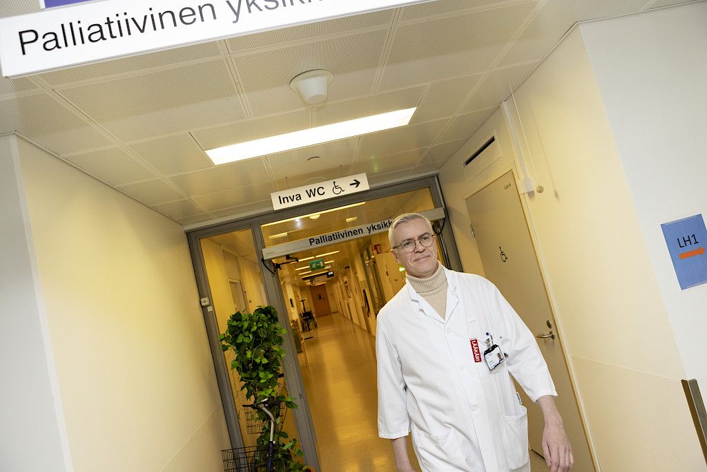 Professori Juho Lehto suosittelee palliatiivisen lääketieteen erityispätevyyttä kaikille kliinistä työtä tekeville lääkärille.