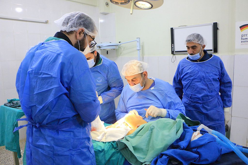 Syyrialaiset lääkärit leikkaavat potilasta Atmehissa sijaitsevassa sairaalassa, jonka leikkaussaliin Lääkärit Ilman Rajoja lahjoitti tarvikkeita. 