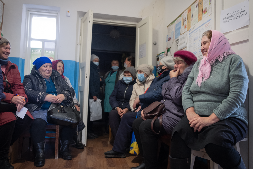 Potilaat Hetmanivkan kylässä Harkovan alueella odottavat pääsyä liikkuvan klinikan terveystarkastukseen.