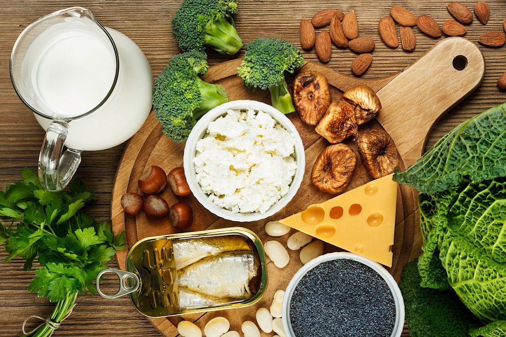 D-vitamiinia saa ravinnosta muun muassa maitovalmisteista, rasvoista ja kalasta.