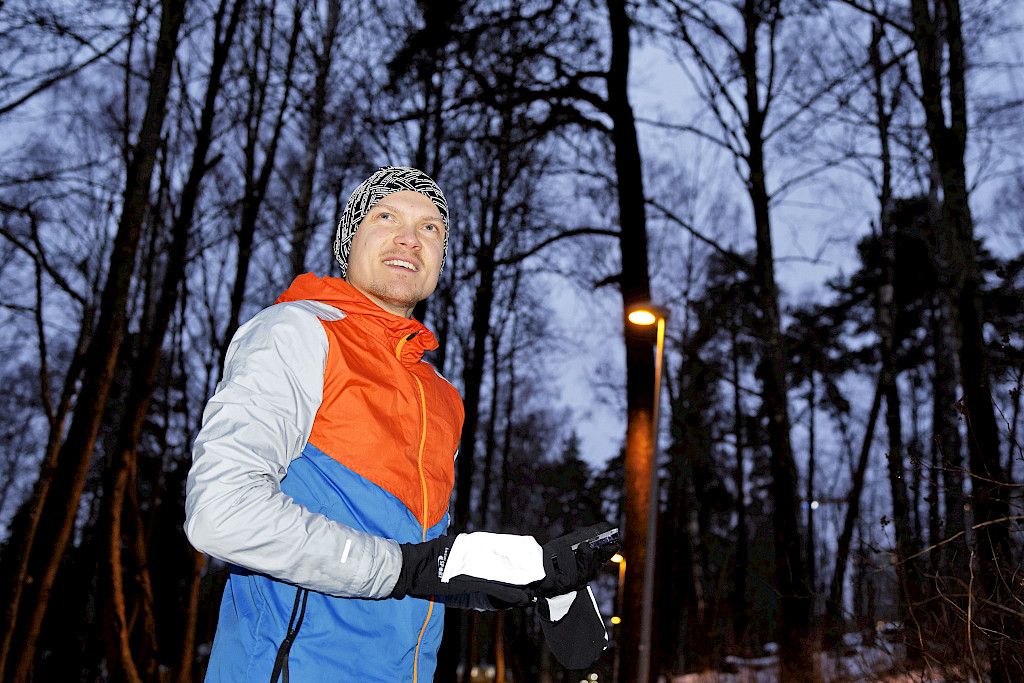 – Pimeys ei haittaa. Juoksen koska pidän siitä, Holmström kertoo.