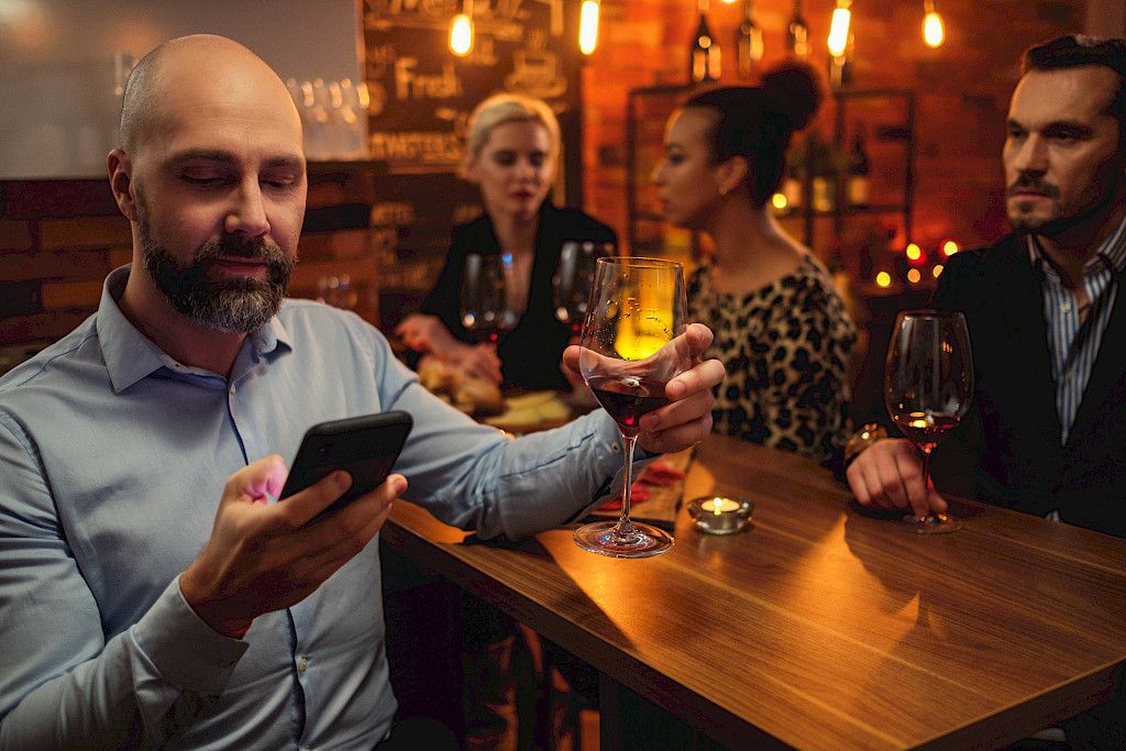 Alkoholilaskurin avulla voi arvioida omaa ajokuntoaan, kun alkoholia on nautittu.