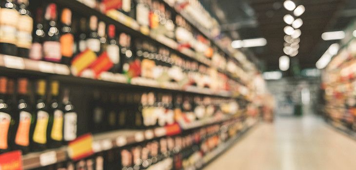 Suurin osa suomalaisista kannattaa nykyistä alkoholipolitiikkaa - nämä kaksi seikkaa jakavat mielipiteitä