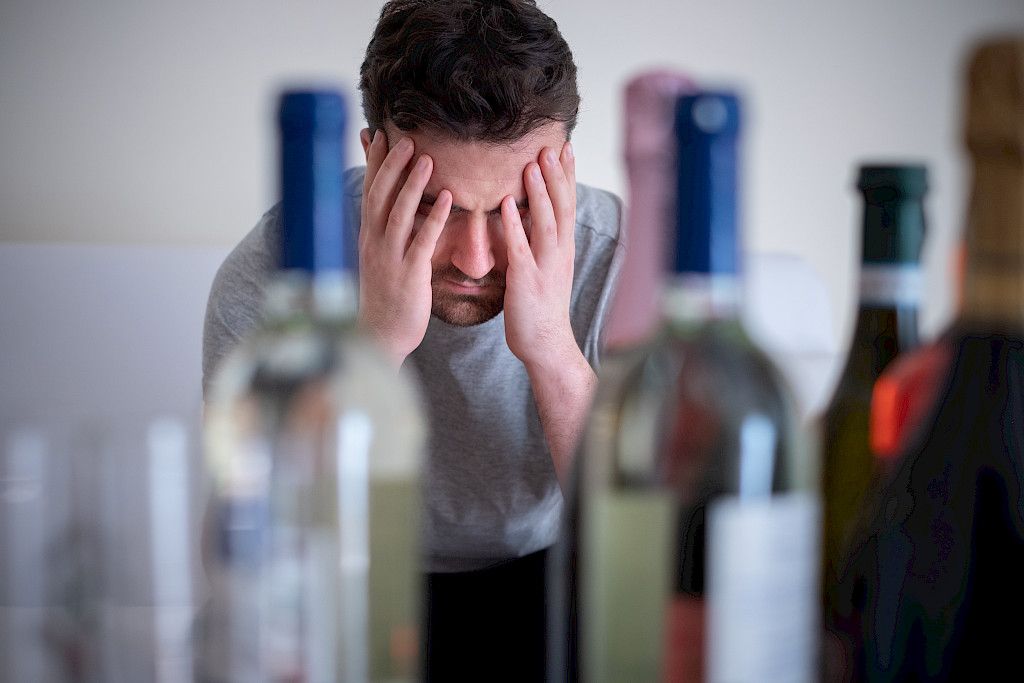 Alkoholismin kehittyminen kestää yleensä useita vuosia, mutta riippuvuuden synty on yksilöllistä.