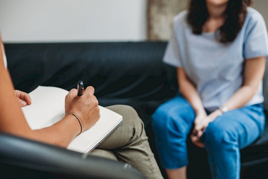 Eettisesti toimiva lyhytterapeutti ohjaa asiakkaan eteenpäin toiselle ammattilaiselle, jos hänen tarjoamansa apu ei ole asiakkaalle riittävää.