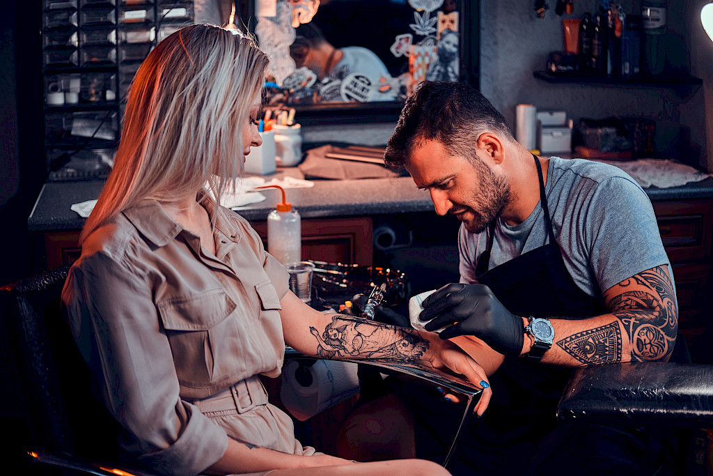 Vastuullinen tatuointiyrittäjä tietää ja kertoo avoimesti käyttämistään väreistä.