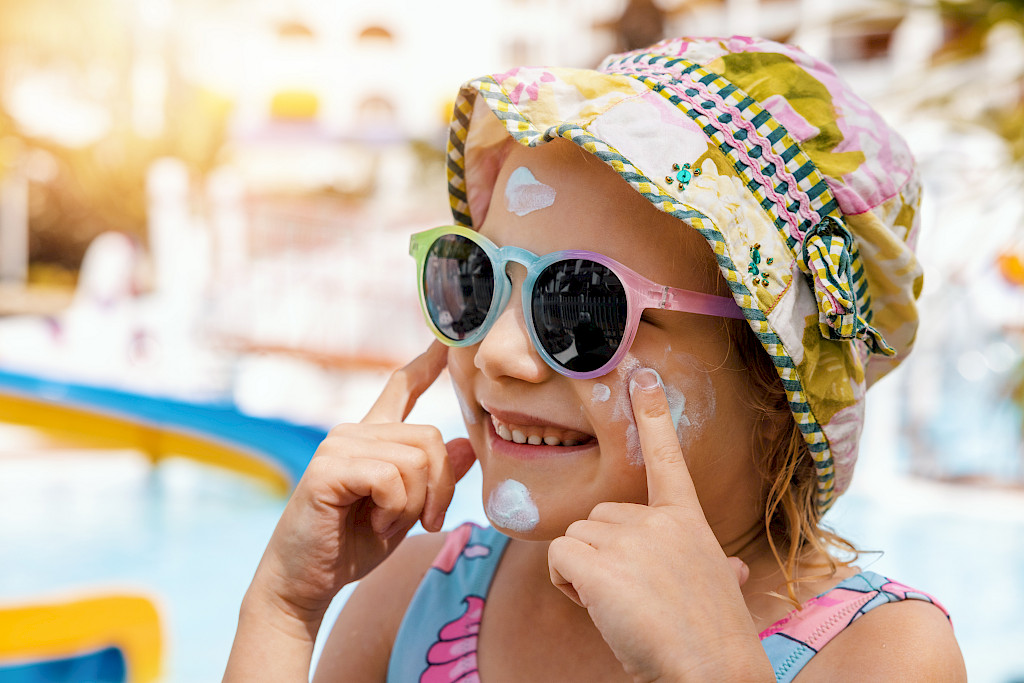 Lasten silmien suojaaminen auringolta on erityisen tärkeää, sillä lapsen silmän linssi ei suodata UV-säteilyä aikuisen tapaan.