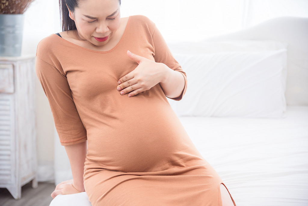 Raskauden aikana voi esiintyä voimakastakin närästystä,  joka johtuu siitä, että kasvanut vatsa painaa ruokatorven aluetta.