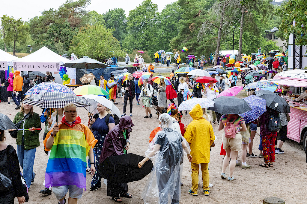 Pride-väkeä ei rankkasade haitannut, ja kulkueen jälkeen juhla jatkui perinteiseen tapaan Helsingin Kaivopuistossa.