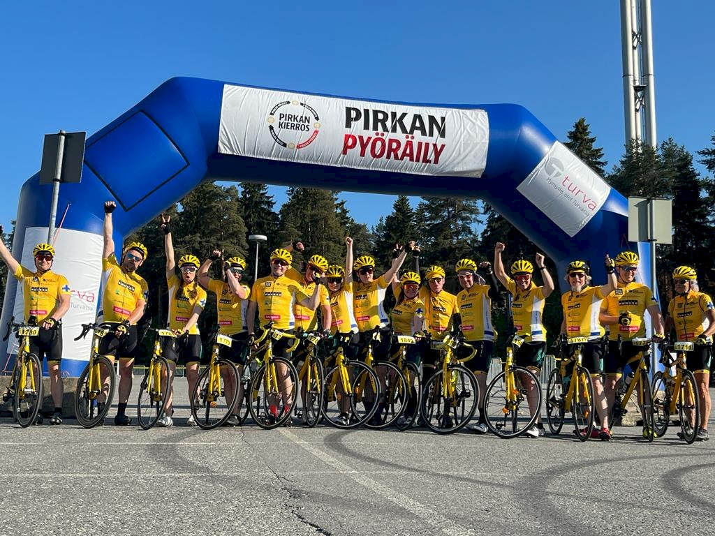 Koko Järvi-Suomen Team Rynkeby -joukkue maalissa 220 kilometrin mittaisessa Pirkan pyöräilyssä kesäkuussa.