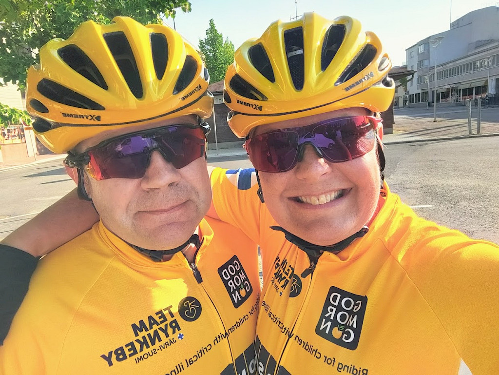 Maarit ja Teemu Hult ovat harrastaneet pyöräilyä lähes koko ikänsä. Ensi viikolla pariskunta on kuitenkin elämänsä pisimmän yhtäjaksoisen polkemisen parissa Team Rynkebyn keltaisissa joukoissa.