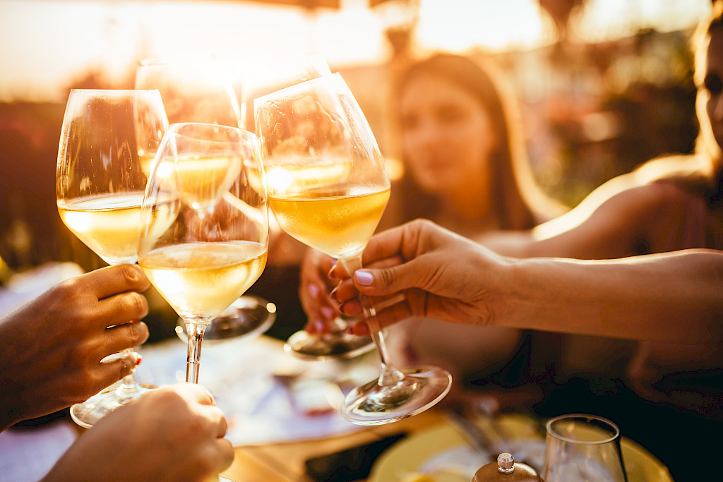 Alkoholinkäyttö kannattaa jättää vain juhlatilanteisiin, suosittelee Munuais- ja maksaliitto.